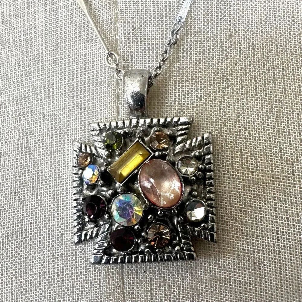Avon maltese rhinestone cross pendant necklace
